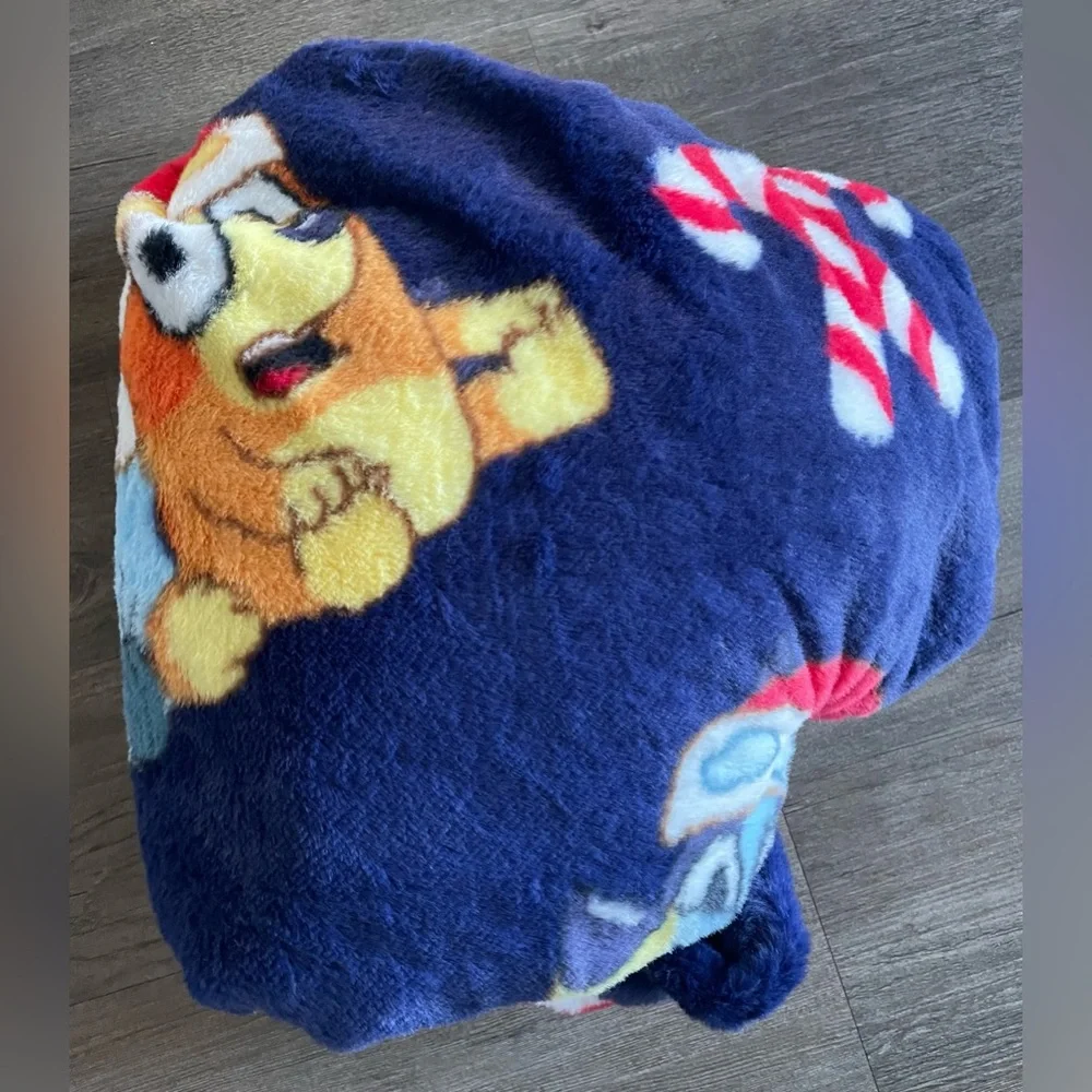Bluey Holiday Print Throw Blanket Faux Fur Fleece Warm Winter Cozy Siblings NEW